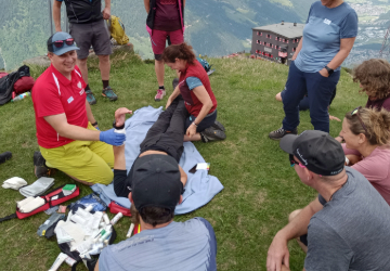 Eine Gruppe beim Erste Hilfe Training